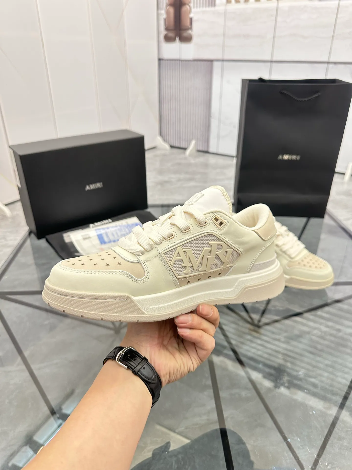 Men's shoes: 💰P660¥ Guangzhou top quality Product trademark: AMIRI* "Amir*" low-top casual shoes Regular size: 39-44 (can be customized to 45) Product material: upper imported first-layer cowhide stitching original material, breathable lining, original outsole. Number: 525